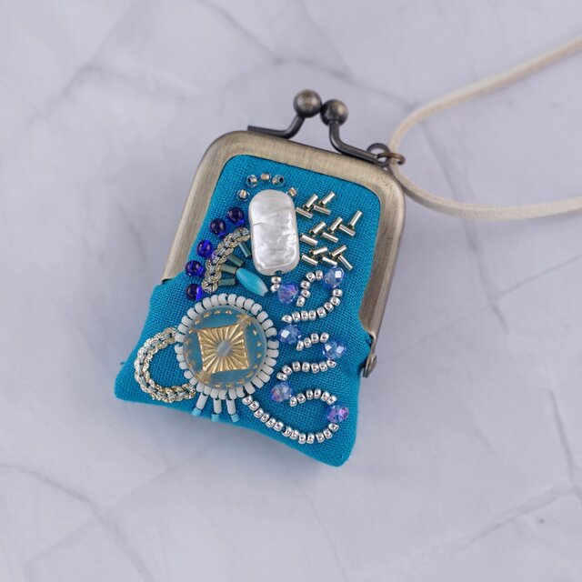 小さなビーズ刺繍のがま口 No.95｜セルリアンブルー×ガーゼ