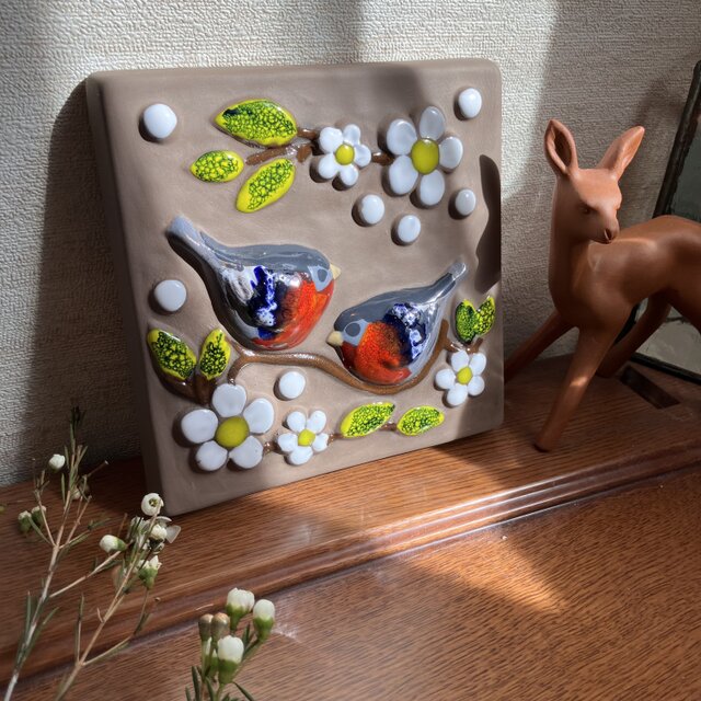 花と鳥の絵柄　陶器　木製パーテーション 鳥と花の絵本のような陶板／北欧／DECO／陶器の壁飾り | iichi 日々の