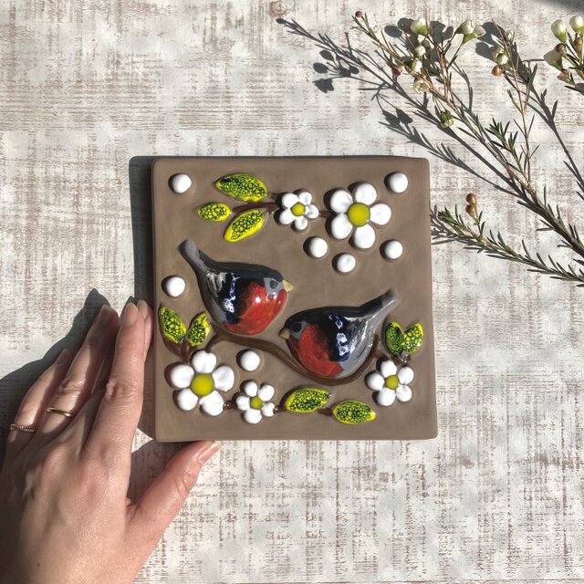 鳥と花の絵本のような陶板／北欧／DECO／陶器の壁飾り | iichi 日々の