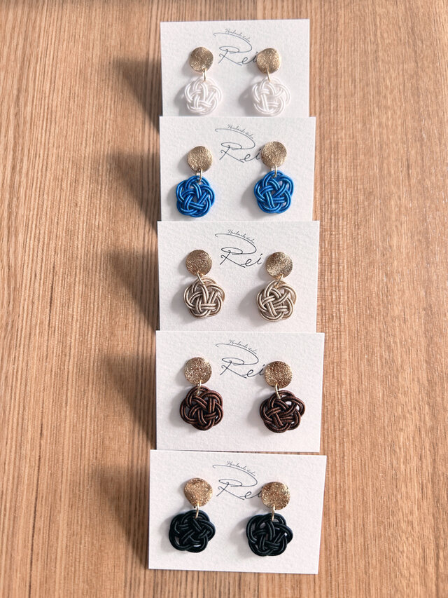 水引梅結びピアス | iichi 日々の暮らしを心地よくするハンドメイドや 水引梅結びピアス | iichi 日々の暮らしを心地よくするハンドメイドや