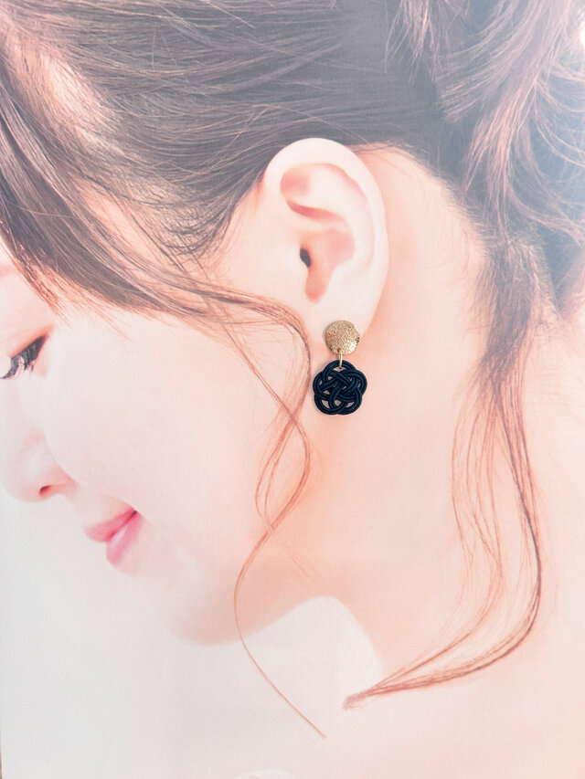 水引梅結びピアス | iichi 日々の暮らしを心地よくするハンドメイドや