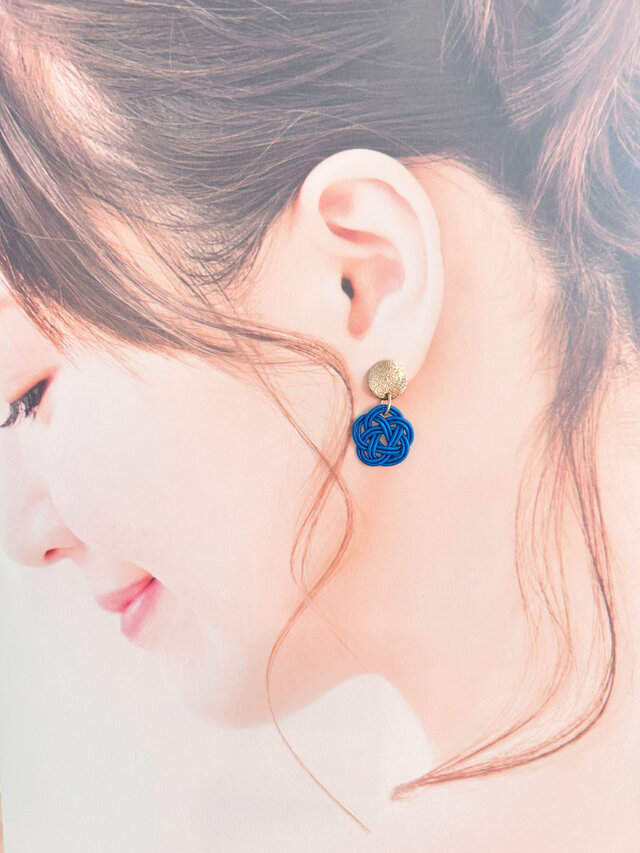 水引梅結びピアス | iichi 日々の暮らしを心地よくするハンドメイドや