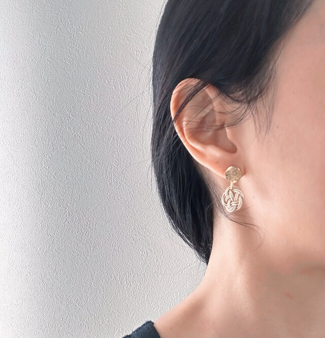水引梅結びピアス | iichi 日々の暮らしを心地よくするハンドメイドや
