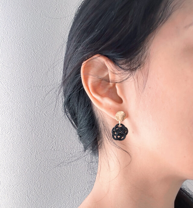 水引梅結びピアス | iichi 日々の暮らしを心地よくするハンドメイドや