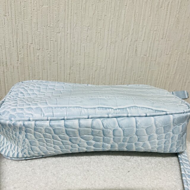 水色のクロコ型押し山羊革ファスナー横長ショルダーバック | iichi