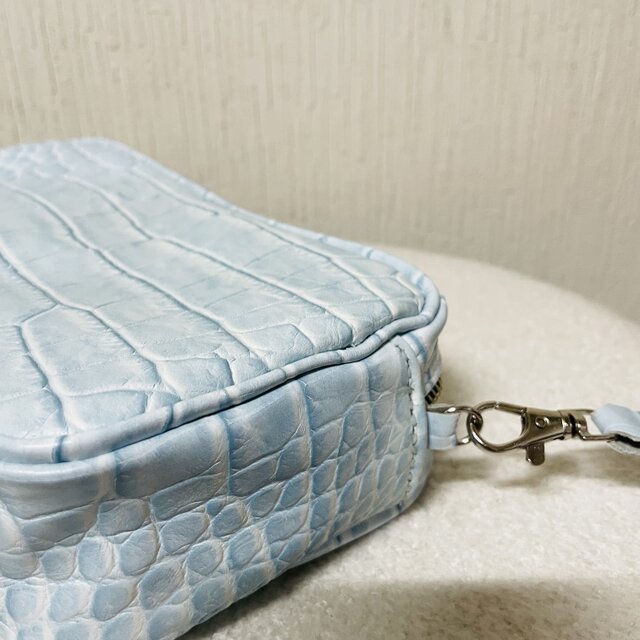 水色のクロコ型押し山羊革ファスナー横長ショルダーバック | iichi