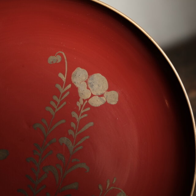赤に金の草花◇時代物 漆芸漆金縁中皿 骨董・antiques 暮らしに