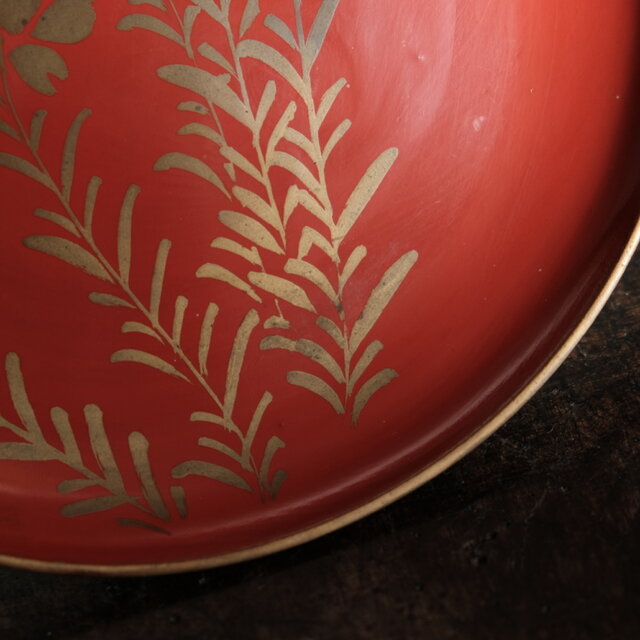 赤に金の草花◇時代物 漆芸蒔絵中皿 骨董・antiques 暮らしに。古道具