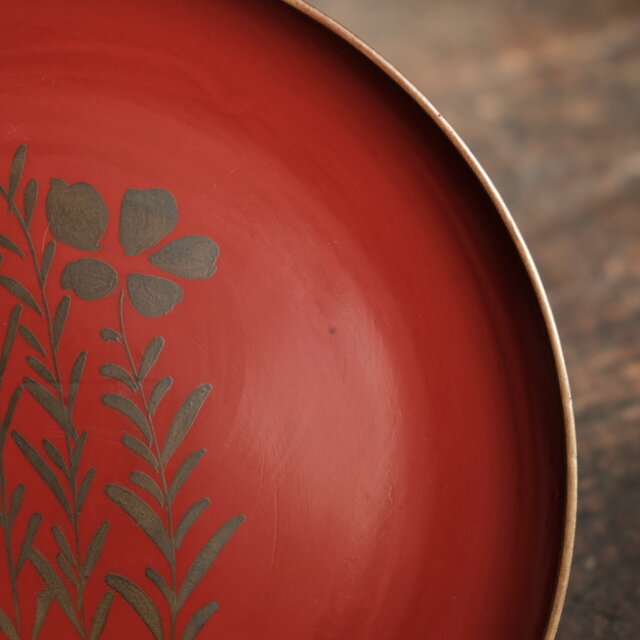 赤に金の草花◇時代物 漆芸漆金縁中皿 骨董・antiques 暮らしに