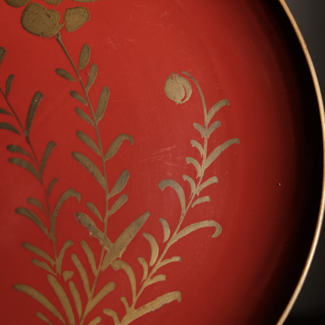 赤に金の草花◇時代物 漆芸漆金縁中皿 骨董・antiques 暮らしに