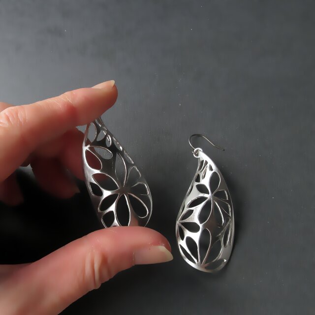 花モチーフの透かし模様・シルバーピアス(イヤリング） (No.6027