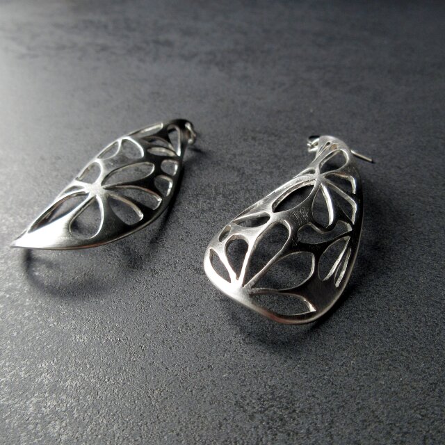 花モチーフの透かし模様・シルバーピアス(イヤリング） (No.6027