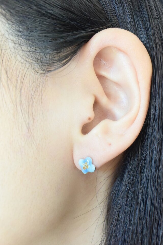 七宝焼｜小さなお花のピアス ブルー 水色 勿忘草 イヤリング変更可