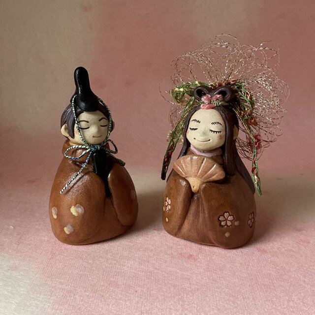 雛飾りハンドメイド木目込み雛手毬座布団付 陶器☆雛飾り（木製台座付）☆ | iichi 日々の暮らしを心地よくする