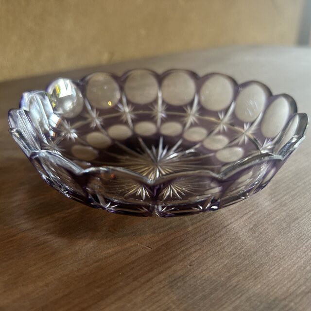 紫色のガラス皿 | iichi 日々の暮らしを心地よくするハンドメイドや