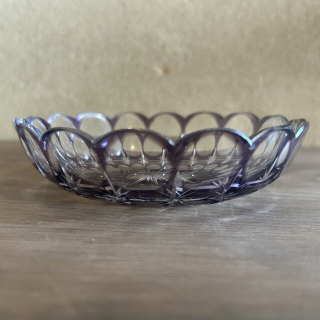 紫色のガラス皿 | iichi 日々の暮らしを心地よくするハンドメイドや