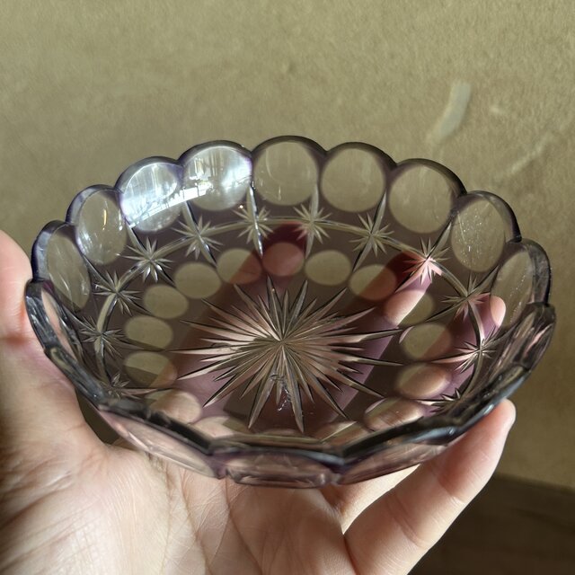 紫色のガラス皿 | iichi 日々の暮らしを心地よくするハンドメイドや