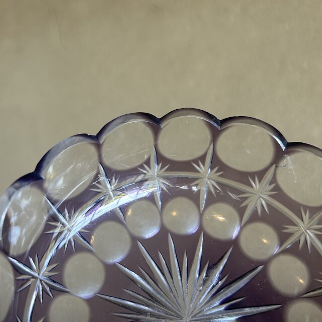 紫色のガラス皿 | iichi 日々の暮らしを心地よくするハンドメイドや