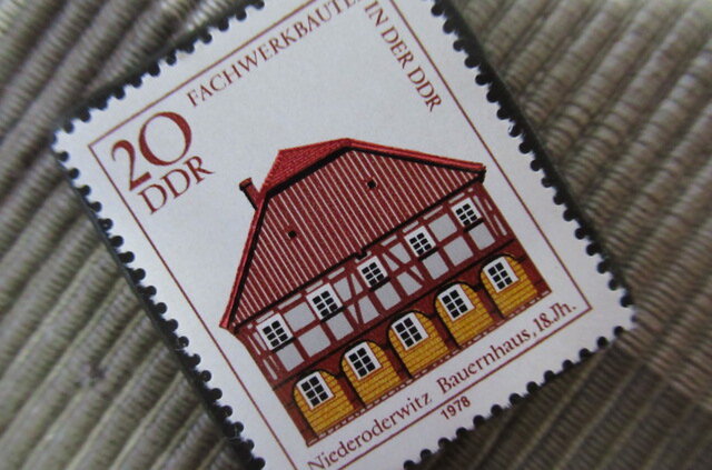 ドイツ 伝統家屋切手ブローチ10822 | iichi 日々の暮らしを心地よく