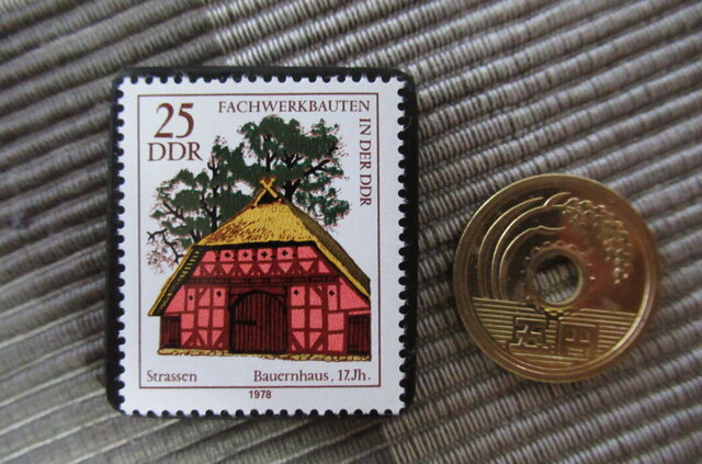 ドイツ 伝統家屋切手ブローチ10823 | iichi 日々の暮らしを心地よく