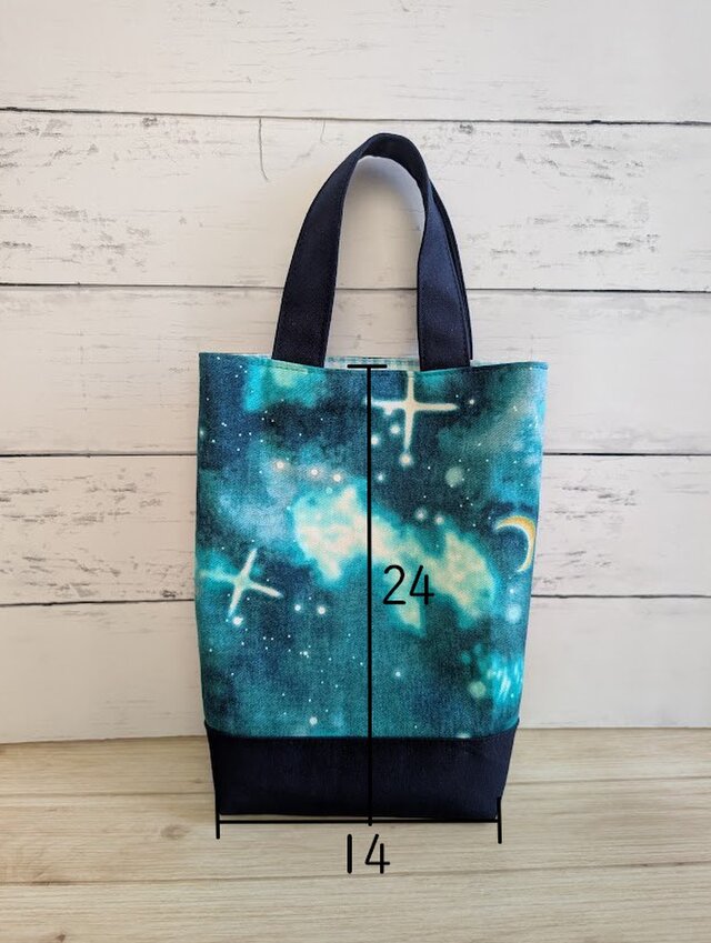 深いエメラルドグリーンの星空がおしゃれな小さめ縦長バッグ | iichi