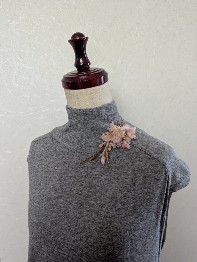 ブローチ 桜ひと枝(薄桜色)B178 | iichi 日々の暮らしを心地よくする