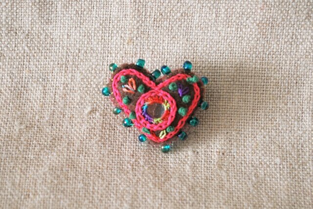 ちっちゃなハートのミラー刺繍ブローチ ⑤ | iichi 日々の暮らしを