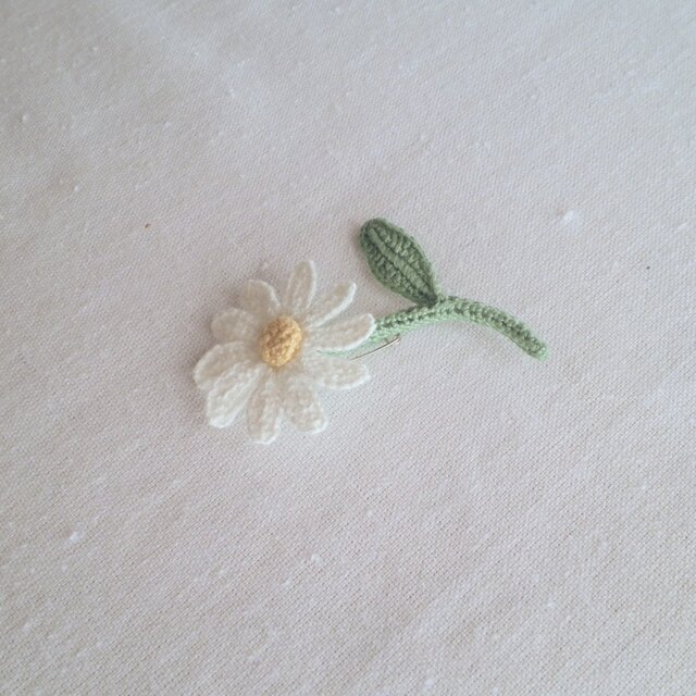 ヴィンテージリネン ホワイトワーク手刺繍 花モチーフ トロフィー型プランター かぎ針で編んだブローチ 大人可愛いコサージュ デイジーみたいな一輪の