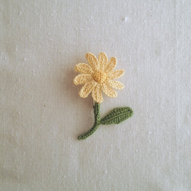 かぎ針で編んだブローチ 大人可愛いコサージュ デイジーみたいな一輪の