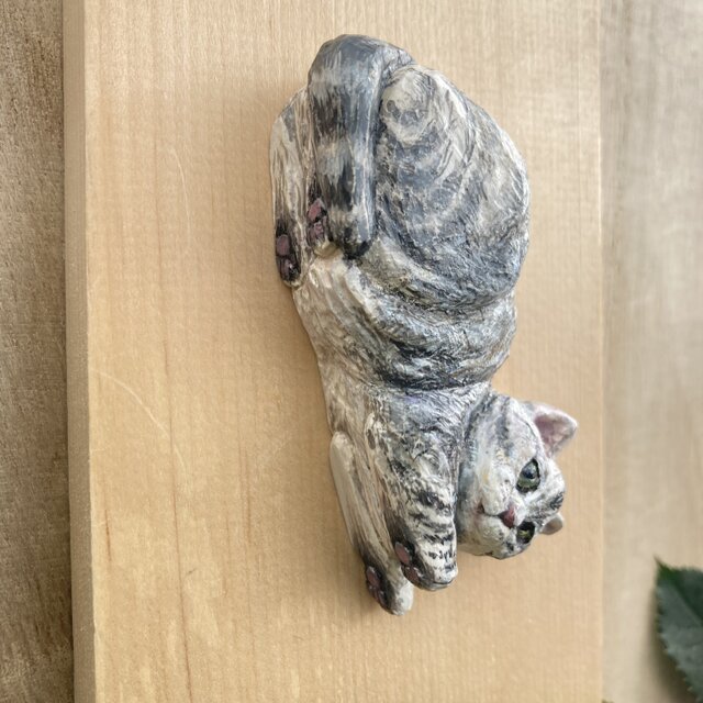木彫りのアメショ猫のブローチ | iichi 日々の暮らしを心地よくする