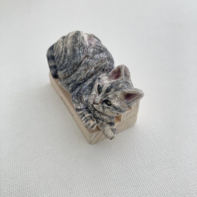 木彫りのアメショ猫のブローチ（台付） | iichi 日々の暮らしを