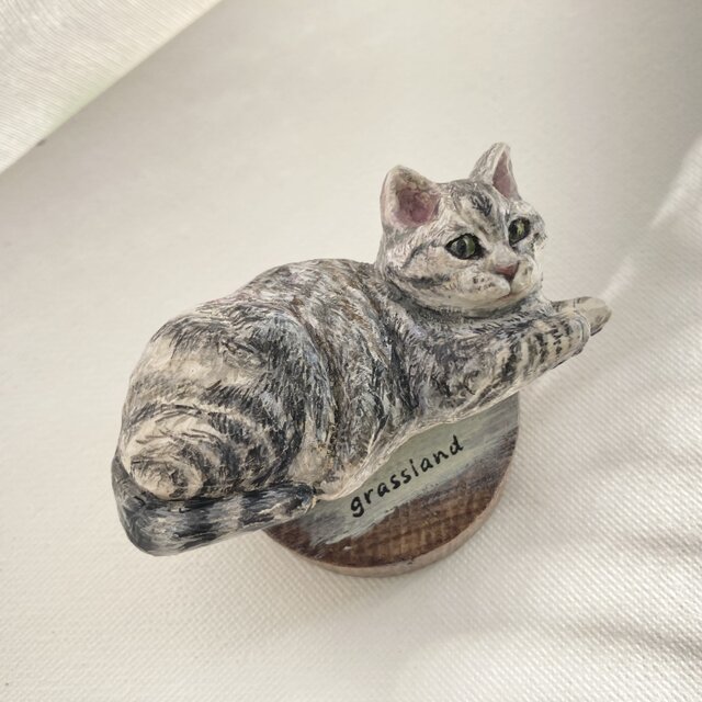 木彫りのアメショ猫のブローチ（台付） | iichi 日々の暮らしを