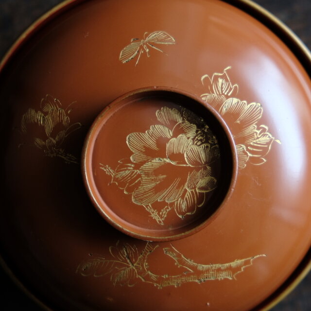 花と蝶々◇ブラウンで素敵。古輪島塗 花蝶文漆芸沈金蓋付椀 漆器 骨董