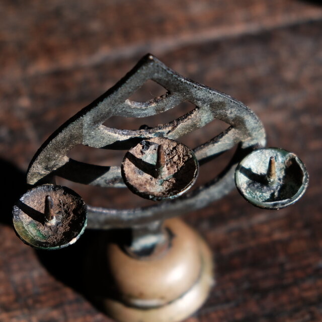 味のあるお品物◇金属製の三宝台 ローソク立て 真鍮 古民家 インテリア