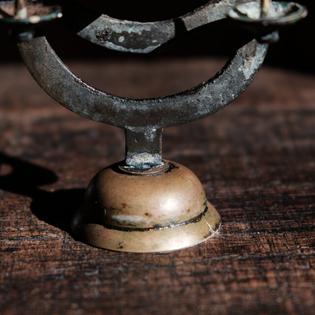 味のあるお品物◇金属製の三宝台 ローソク立て 真鍮 古民家 インテリア