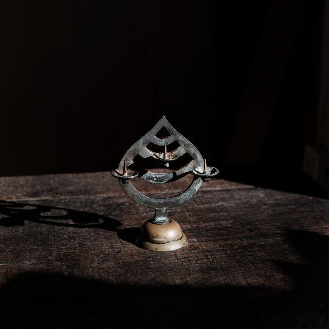 味のあるお品物◇金属製の三宝台 ローソク立て 真鍮 古民家 インテリア