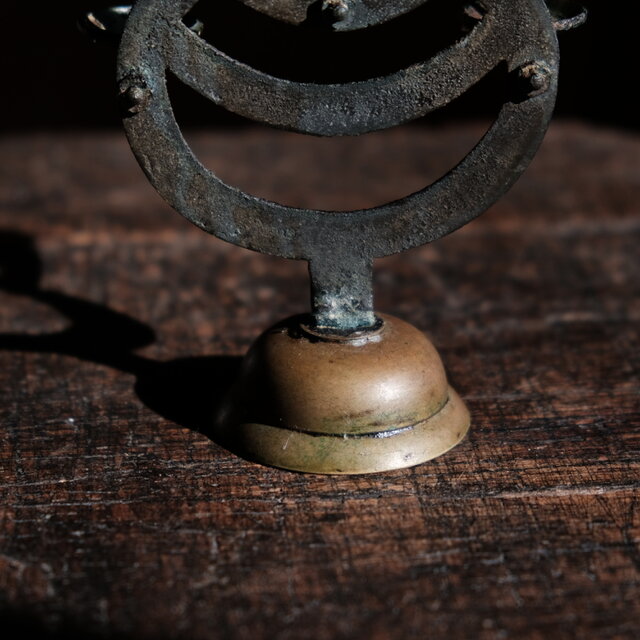 味のあるお品物◇金属製の三宝台 ローソク立て 真鍮 古民家 インテリア