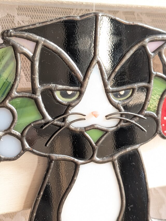 苺と猫のサンキャッチャー：ハチワレ（黄目 | iichi 日々の暮らしを