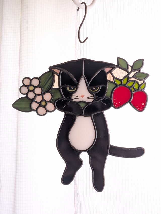 苺と猫のサンキャッチャー：ハチワレ（黄目 | iichi 日々の暮らしを