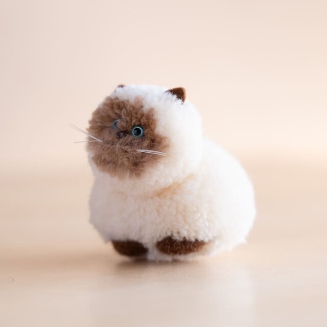 草木染めのポンポン猫 シャム（香箱座り） | iichi 日々の暮らしを