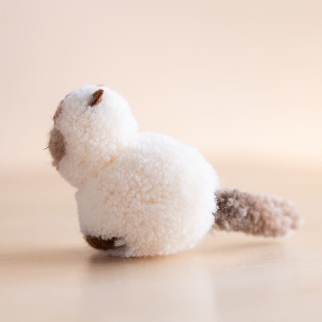 草木染めのポンポン猫 シャム（香箱座り） | iichi 日々の暮らしを