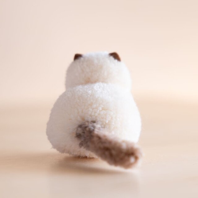 草木染めのポンポン猫 シャム（香箱座り） | iichi 日々の暮らしを
