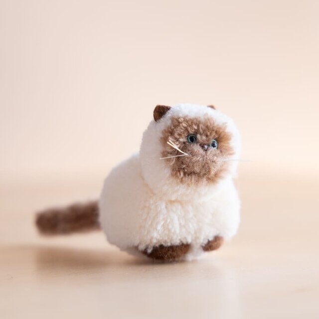 草木染めのポンポン猫 シャム（香箱座り） | iichi 日々の暮らしを