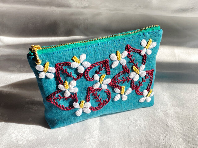 ハンドメイド　手刺繍　ファスナーポーチ☆ゆりです ドクダミ刺繍のポーチ | iichi 日々の暮らしを心地よくする