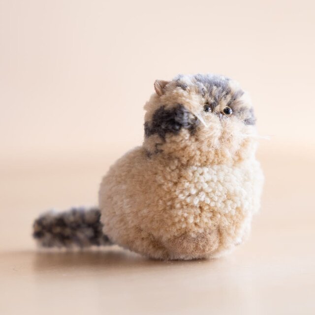 草木染めのポンポン猫 キジトラ（香箱座り） | iichi 日々の暮らしを