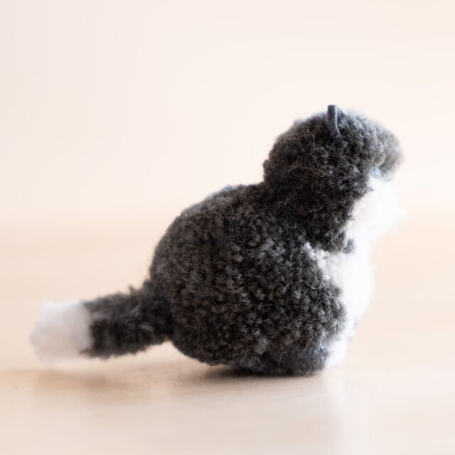 草木染めのポンポン猫 グレー（香箱座り） | iichi 日々の暮らしを