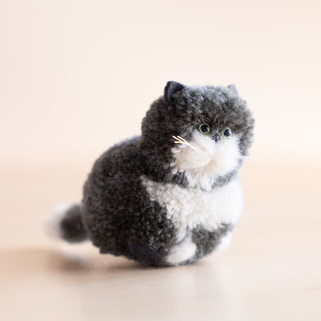 草木染めのポンポン猫 グレー（香箱座り） | iichi 日々の暮らしを