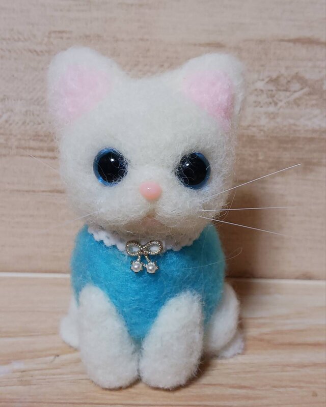 羊毛フェルト アイブルーの目にスカイブルーの服着た白猫ちゃん 餌付き