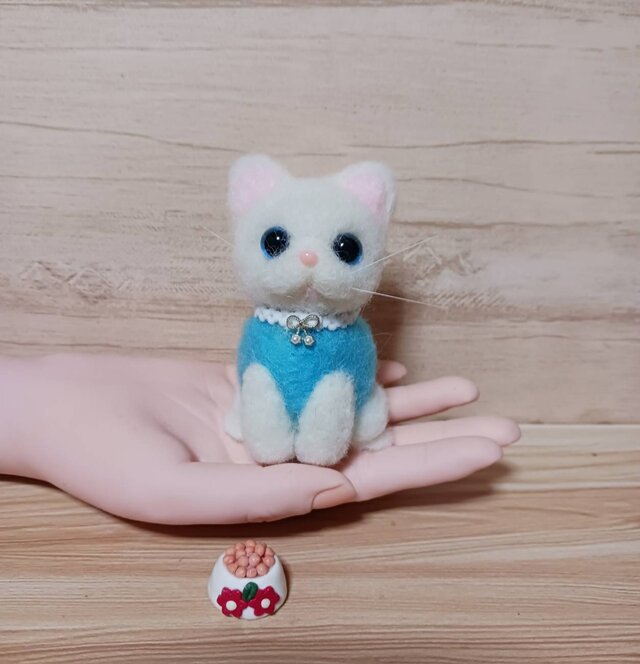 羊毛フェルト アイブルーの目にスカイブルーの服着た白猫ちゃん 餌付き