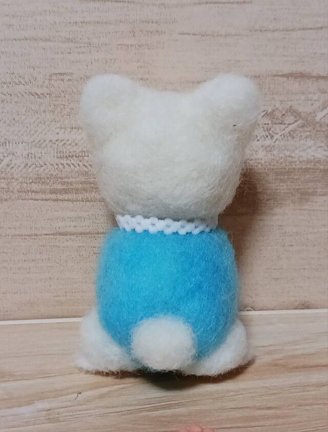 羊毛フェルト アイブルーの目にスカイブルーの服着た白猫ちゃん 餌付き